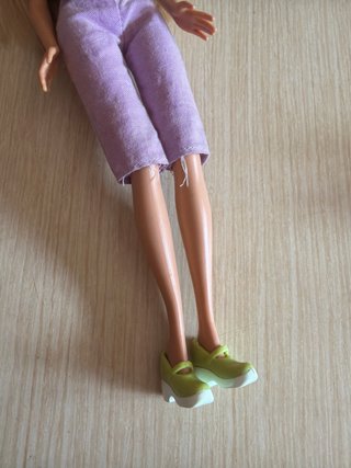 Muñeca Barbie rubia con conjunto