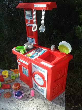 Cocinita de juguete con accesorios