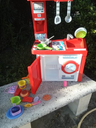 Cocinita de juguete con accesorios