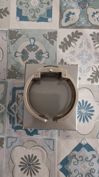 Reloj pulsera rígido plateado con pedrería