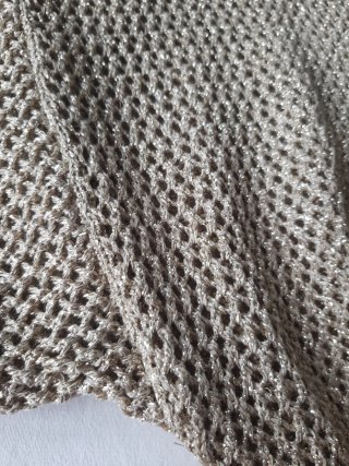 Blusa de punto beige y dorada talla única