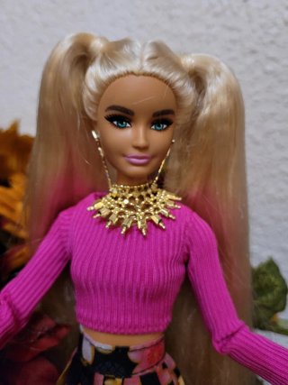 Muñeca Barbie articulada con vestido floral