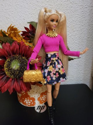 Muñeca Barbie articulada con vestido floral