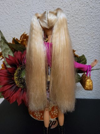 Muñeca Barbie articulada con vestido floral