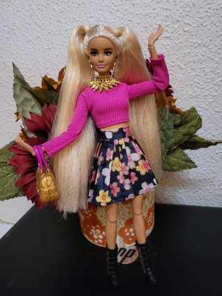 Muñeca Barbie articulada con vestido floral