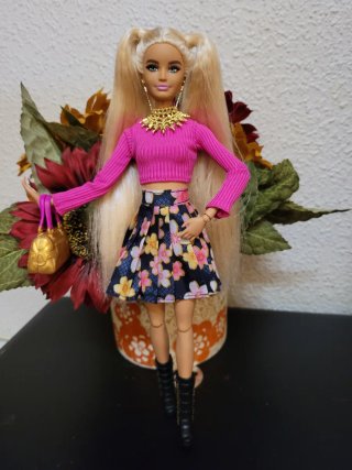 Muñeca Barbie articulada con vestido floral