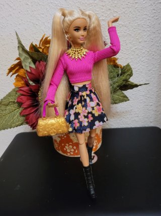 Muñeca Barbie articulada con vestido floral