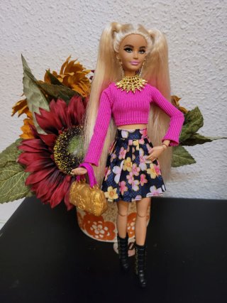 Muñeca Barbie articulada con vestido floral