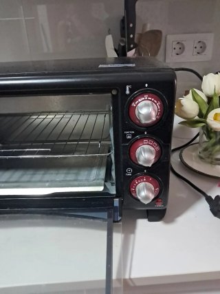 Horno eléctrico pequeño negro.