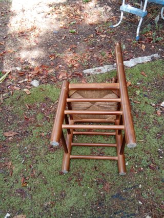 Silla de madera con asiento de mimbre