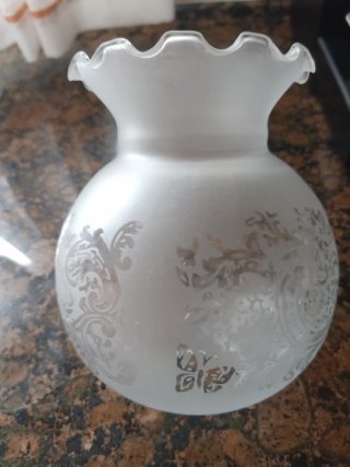 Jarrón de cristal blanco con borde festoneado
