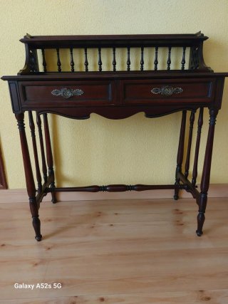 Escritorio de madera con cajones