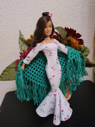 Muñeca barbie con vestido floral y chal