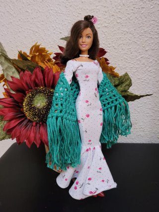 Muñeca barbie con vestido floral y chal