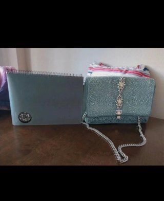 Bolso azul plateado con pedrería