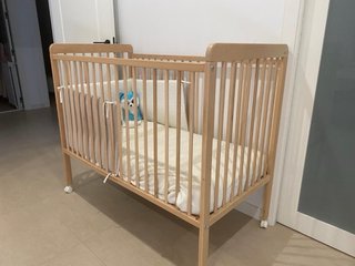 Cuna de madera con ruedas. bbest