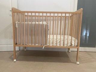 Cuna de madera con ruedas. bbest
