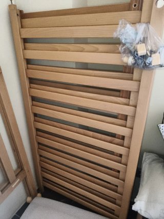 Cuna de madera con dibujo de oso