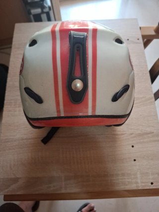 Casco de esquí blanco y naranja