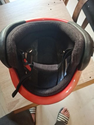 Casco de esquí blanco y naranja