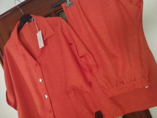 Conjunto naranja de camisa y pantalón ancho