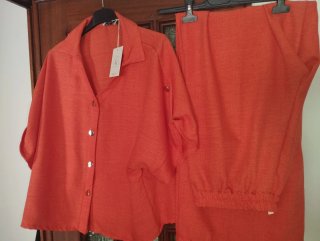 Conjunto naranja de camisa y pantalón ancho