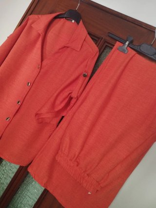 Conjunto naranja de camisa y pantalón ancho