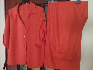 Conjunto naranja de camisa y pantalón ancho