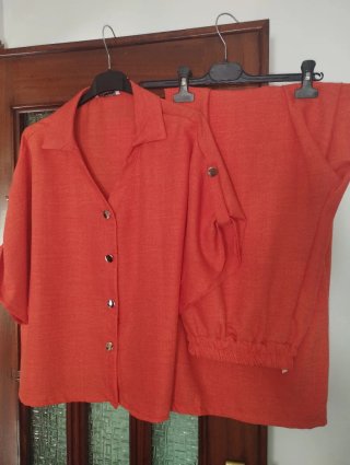 Conjunto naranja de camisa y pantalón ancho
