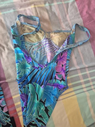 Bañador y pareo estampado floral