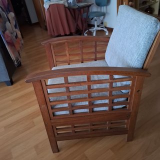 Butaca de madera con cojines grises