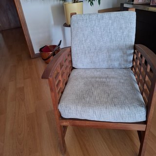 Butaca de madera con cojines grises