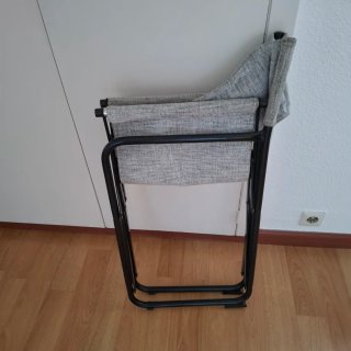 Butaca de madera con cojines grises