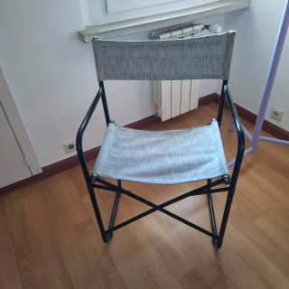 Butaca de madera con cojines grises