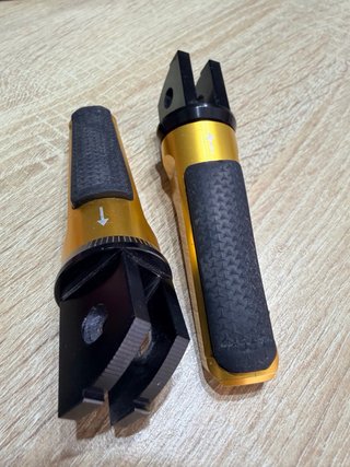 Estriberas doradas para moto