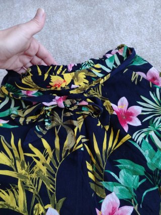 Shorts florales negros con cinturón
