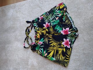 Shorts florales negros con cinturón