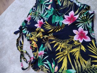 Shorts florales negros con cinturón