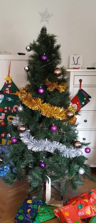 Árbol de Navidad con adornos