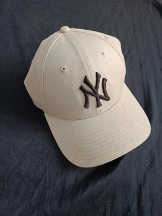 Gorra New York Yankees Beige y Negra