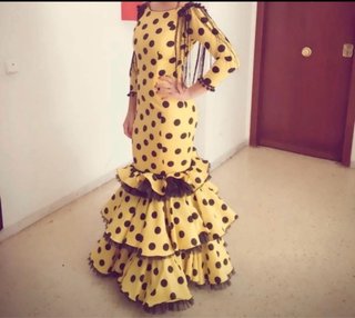 Traje de flamenca amarillo lunares.