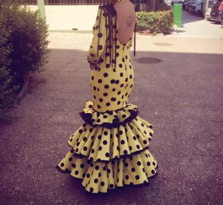Traje de flamenca amarillo lunares.