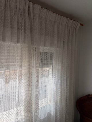 Cortinas de encaje blancas. Hay 3 juegos.