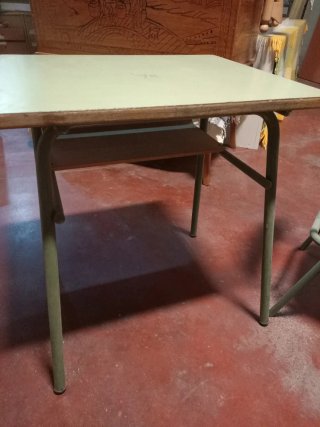 Mesa y 2 sillas estilo vieja escuela EGB