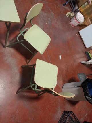 Mesa y 2 sillas estilo vieja escuela EGB