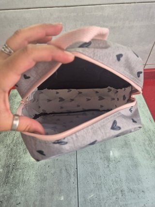 Mochila infantil gris con corazones