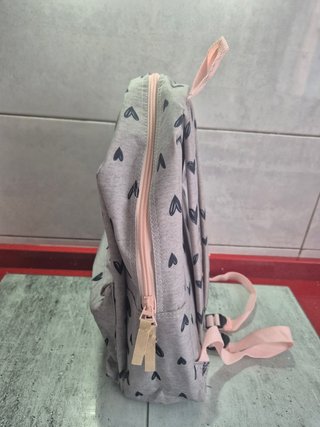 Mochila infantil gris con corazones