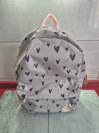Mochila infantil gris con corazones