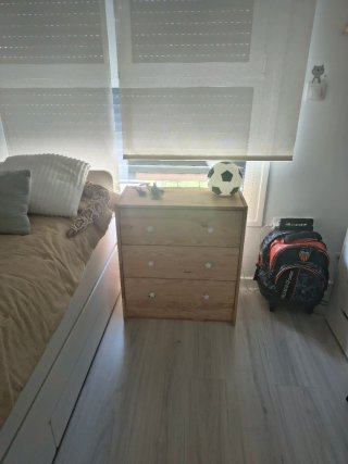 Cómoda de madera con tiradores de estrellas