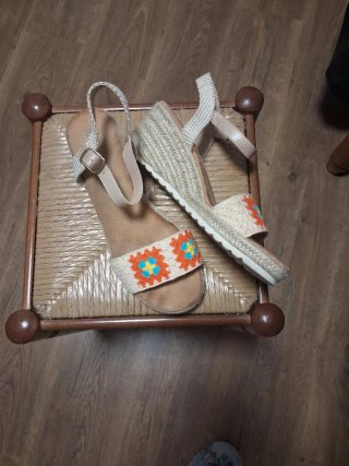 Sandalias de verano beige y multicolor